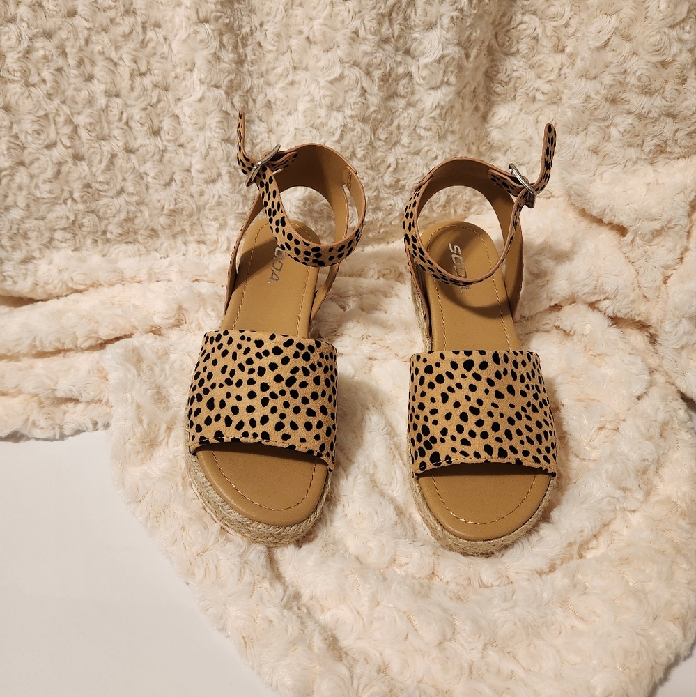 Size 7 wedge leopard sandals. Shoes have never been worn. New without Tags